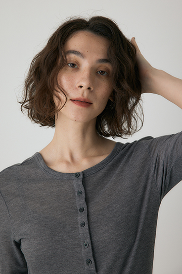 【crie conforto】バックオープンヘンリーネックTシャツ