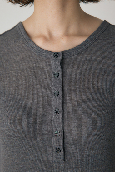 【crie conforto】バックオープンヘンリーネックTシャツ 詳細画像