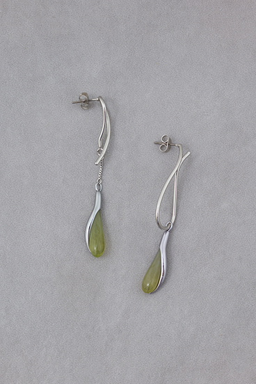 ドロップシェイプドアクリルピアス 詳細画像