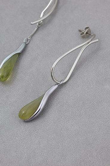 ドロップシェイプドアクリルピアス 詳細画像