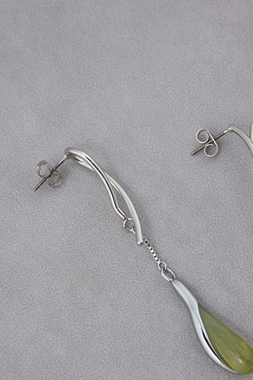 ドロップシェイプドアクリルピアス 詳細画像