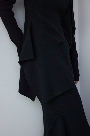 【PLUS】アシンメトリーレイヤードニットワンピース 詳細画像