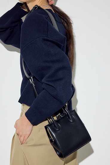 メタルフレームスクエアバッグ