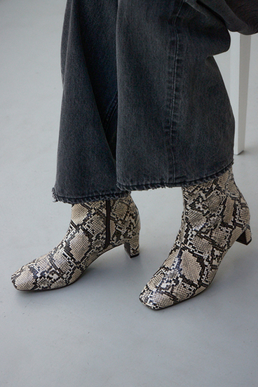 スクエアトゥショートブーツ