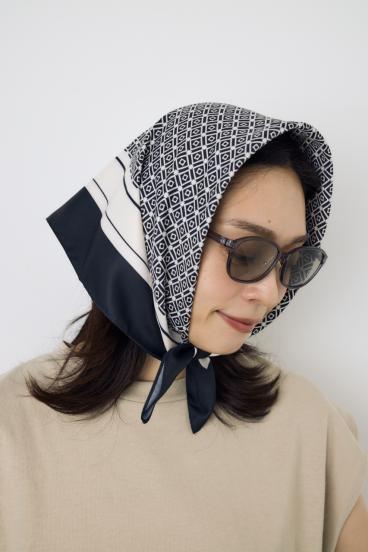 幾何柄スカーフ