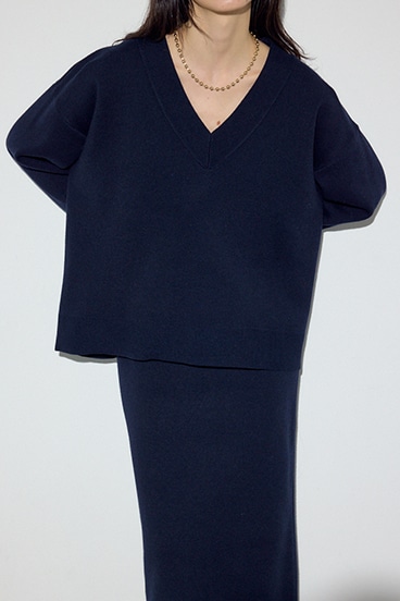 スウェットライクVネックニット