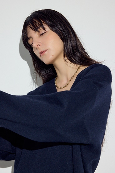 スウェットライクVネックニット