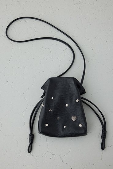 モチーフスタッズドローストリングバッグ