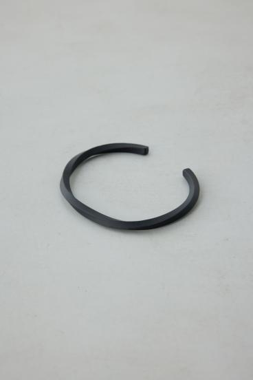 ツイストバングル