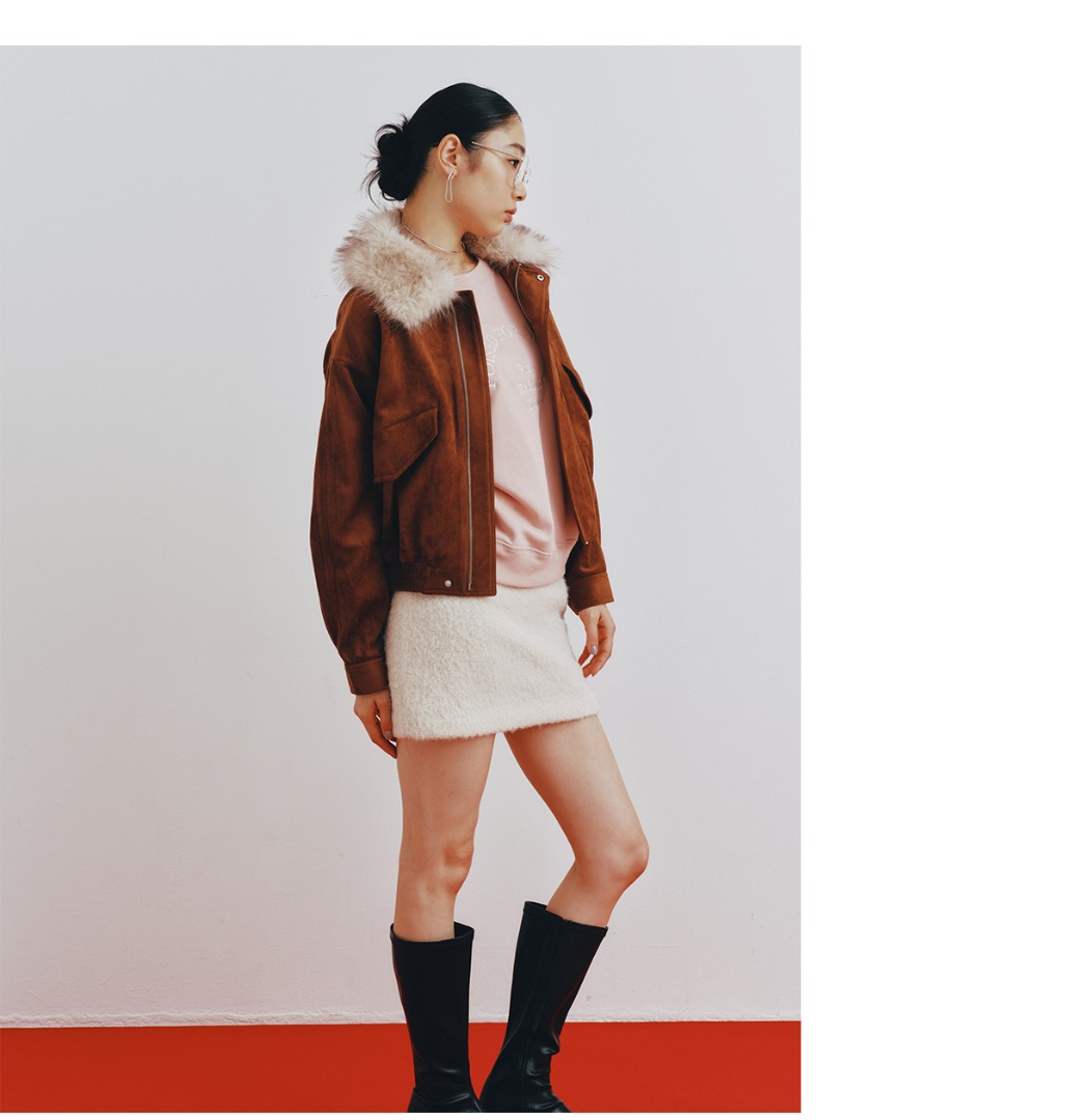 THE ”IT” BLOUSON.　LOOK 3　ブラウンのスエードは×ピンクで上品なムードに